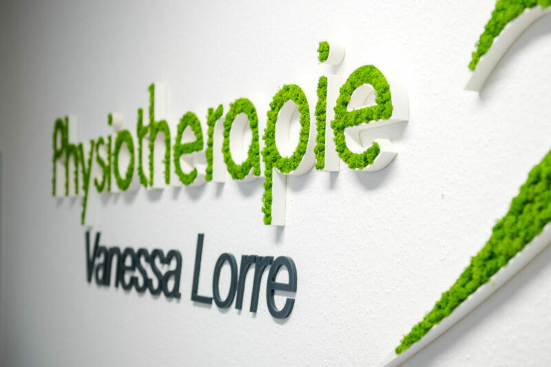 Heller Behandlungsraum für Manuelle Therapie in Ehrenfeld